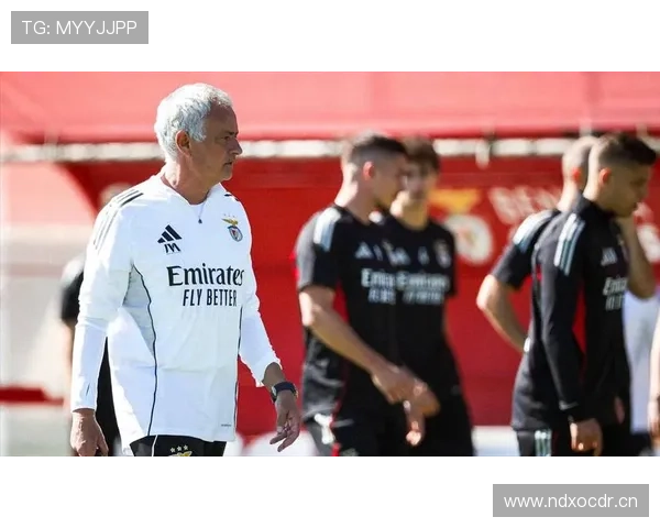 皇马在欧冠赛场表现稳健，继续书写三连冠传奇，向足球历史新篇章迈进。